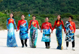 Mãn nhãn BST Áo dài Việt Hùng giữa đất trời Côn Đảo