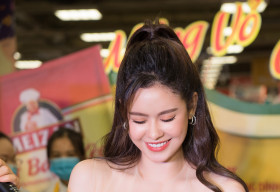 Trương Quỳnh Anh vừa sexy, vừa nữ tính, trổ tài đúc bánh xèo tại sự kiện
