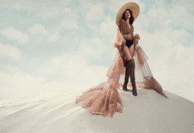 Á hậu Kim Duyên đẹp hoang dã trong bộ ảnh mới trên cồn cát trắng