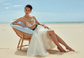 Diện bikini hai mảnh nhỏ xíu, diễn viên Bella Mai thả dáng cực bốc bên bãi biển