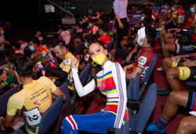 Hoa hậu H’Hen Niê đeo khẩu trang, diện đồ thể thao chào đón các tay đua xe đạp