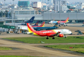 ‘Cháy vé’ máy bay dịp lễ 30/4 và 1/5 , khách đổ xô đến các điểm du lịch trong nước