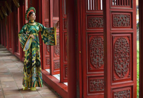 Hoa hậu Huyền Trân đài các kiêu sa trong BST Cung Son của NTK Việt Hùng