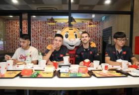 Ông 30 hộ tống dàn sao trẻ Saigon Heat trải nghiệm một ngày tại Hà Nội