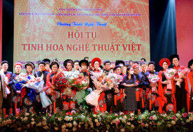 NTK Việt Hùng mang BST ‘Hoa đất Việt’ lên sân khấu ‘Hội tụ tinh hoa nghệ thuật Việt’