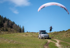 Land Rover Defender hỗ trợ cuộc đua mạo hiểm khắc nghiệt nhất thế giới