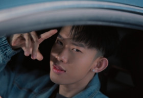 Kay Trần lột xác hoàn toàn trong MV mới ‘Nắm đôi bàn tay’