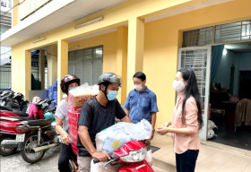 NSƯT Trịnh Kim Chi trao 180 phần quà cho công nhân hậu đài trong mùa dịch