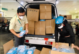 VinaCapital Foundation trao tặng 1.174 bộ quần áo Thiết bị Bảo hộ Cá nhân cho Bệnh viện Nhi đồng TP. HCM
