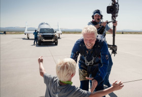 Range Rover Astronaut Edition và Land Rover Defender 110 hỗ trợ đưa tỷ phú người Anh Richard Branson lên vũ trụ