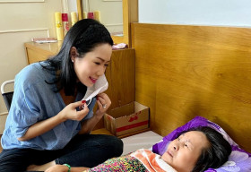 NSƯT Trịnh Kim Chi đến thăm và tặng quà giúp nghệ sĩ Hoàng Lan