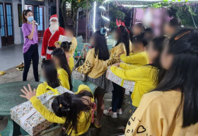 Hoa hậu Khánh Vân đón Giáng sinh sớm cùng các em gái ngôi nhà OBV 
