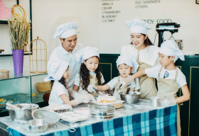 Gia đình Lý Hải hạnh phúc cùng nhau làm bánh và đón giáng sinh sớm