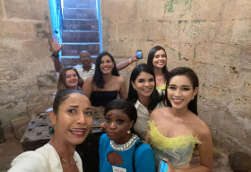 Đỗ Hà nổi bật khi cùng 5 thí sinh đến thăm văn phòng thống đốc tại Puerto Rico