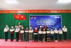 Trao tặng 120 học bổng cho học sinh dân tộc thiểu số tại Đắk Lắk