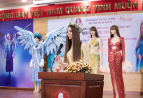 Hoa hậu Thùy Tiên trao tặng trang phục dự thi quốc tế cho Bảo tàng Phụ nữ Nam Bộ