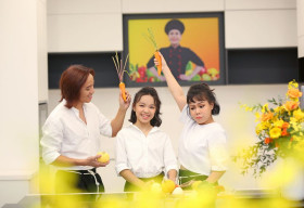 Việt Hương trẻ trung đón Tết tại Việt Nam cùng chồng con