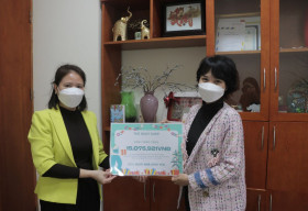 THE BODY SHOP bàn giao số tiền gây quỹ trong 2 tháng đến đại diện Ngôi Nhà Bình Yên