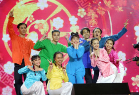 Việt Hương trổ tài ca hát, truyền năng lượng tích cực sau một năm đầy biến động