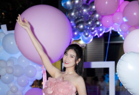 Trương Quỳnh Anh xúc động cùng bạn bè đón sinh nhật ngập sắc hồng
