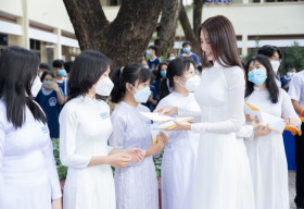 Trở về trường, Thùy Tiên ‘đốn tim’ hàng ngàn học sinh với vẻ đẹp giản dị
