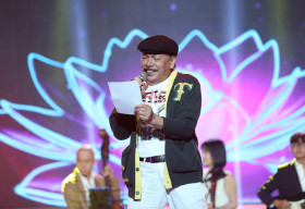 Nhạc sĩ Trần Tiến xuất hiện khỏe mạnh, không ngại cầm giấy để hát tặng lực lượng tuyến đầu