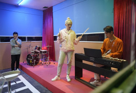 Hari Won húc sập cả một bức tường trước sự ngỡ ngàng của dàn cast Thử Thách Trốn Thoát