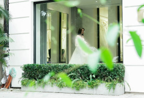 Minh Hằng chọn váy cưới cùng hãng với Paris Hilton