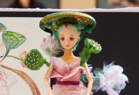 NTK Nguyễn Minh Công hào hứng với thiết kế búp bê lấy ý tưởng từ miền Tây của sinh viên