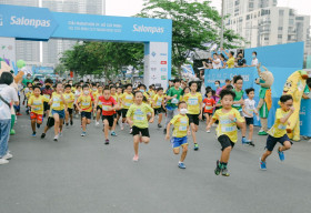 Hàng trăm vận động viên nhí hào hứng chinh phục ‘đường đua’ Salonpas HCMC Marathon 2022