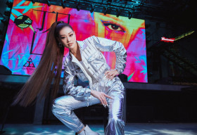 Hoa hậu Khánh Vân thị phạm catwalk, động viên người mẫu trẻ trong buổi casting thời trang