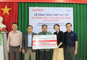 ExxonMobil Việt Nam và VinaCapital Foundation trao tặng thiết bị y tế tại Quảng Nam