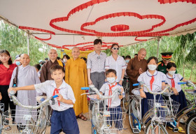 Món quà 1/6 ý nghĩa của Dược sĩ Tiến: Xây cầu, tặng 50 chiếc xe đạp cho học sinh nghèo