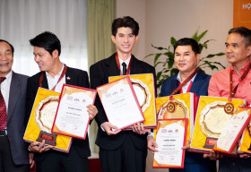 NTK Nguyễn Minh Công nhận giải Cống hiến ‘Sống bằng sáng tạo’ do Tổ chức Kỷ lục Việt Nam trao tặng