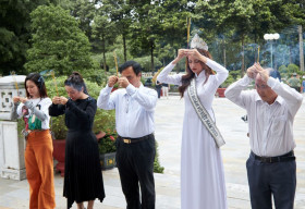 Hoa hậu Ngọc Châu dâng hương tưởng nhớ các anh hùng liệt sĩ tại Tây Ninh