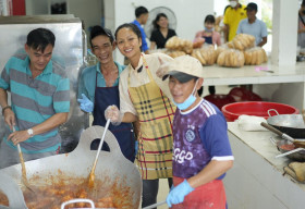 H’Hen Niê, Bảo Ngọc tặng quà, nấu ăn cho bệnh nhân HIV/AIDS