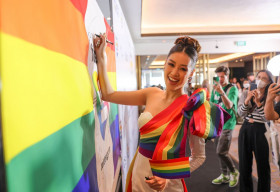 Hoa hậu Khánh Vân diện trang phục cảm hứng từ cờ lục sắc, ủng hộ cộng đồng LGBT tại Việt Nam