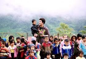 Á vương Hoàng Phi Kha vượt 2000 cây số đến Sa Pa giúp đỡ trẻ em vùng cao