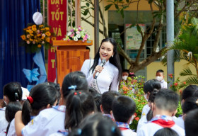 Hoa hậu Ngọc Châu về quê trao học bổng và quà Trung thu cho trẻ em khó khăn