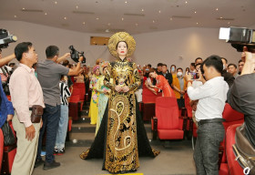 Nghệ sĩ rộn ràng dâng hương cúng Tổ nghiệp tại sân khấu kịch Trịnh Kim Chi