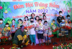 Vợ chồng Việt Hương, Hoài Phương phát bánh trung thu, lồng đèn cho hàng trăm em nhỏ