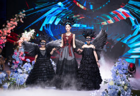 Hoa hậu Khánh Vân huyền bí đón Halloween cùng các mẫu nhí