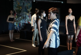 NTK Ivan Trần mang BST ‘Hoa Trăng’ chinh phục khán giả quốc tế