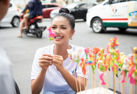 Hoa hậu Ngọc Châu thích thú chơi tò he, thử sức một ngày làm cô giáo tiếng Anh