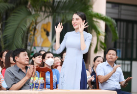 Siêu mẫu My Lê duyên dáng áo dài dự lễ mừng Ngày nhà giáo Việt Nam