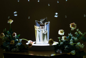 Khám phá vũ trụ của sự rạng ngời vô tận với thế hệ kem nền mới của Clé De Peau Beauté