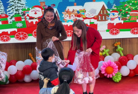 VITA Clinic và VinaCapital Foundation trao tặng 500 phần quà Giáng sinh cho các bệnh nhi