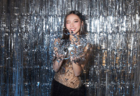 Hoa hậu Kim Ngân khoe ‘eo con kiến’, rạng rỡ mừng giáng sinh