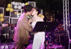 Tú Tri khoá môi nửa kia trên sân khấu, khẳng định “vẫn yêu anh dù trái ngang”