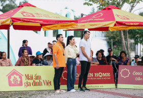 Hà Thu bật khóc trước hoàn cảnh của em nhỏ mồ côi với ước mơ có tiền nuôi mẹ